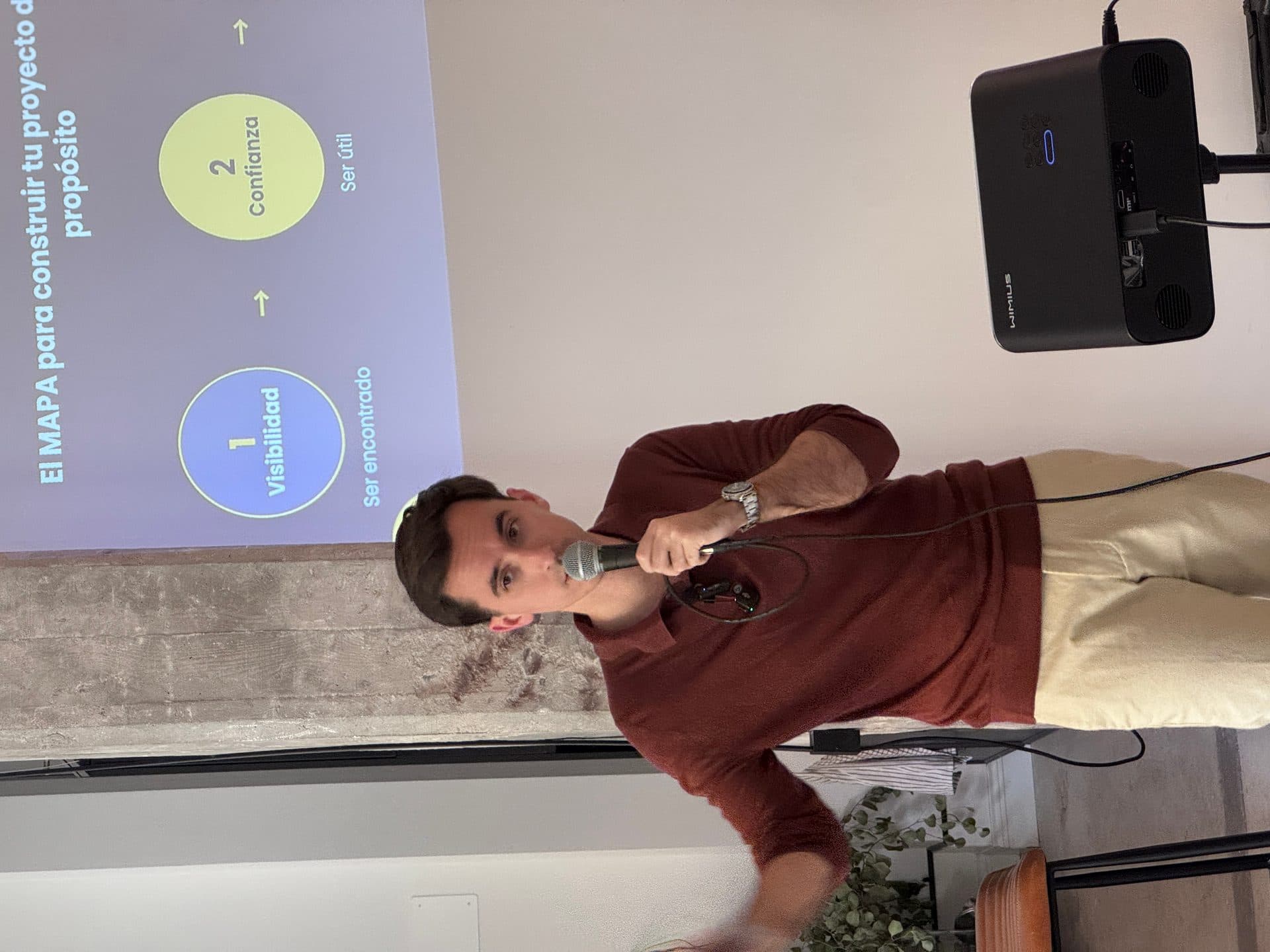 Rodrigo Mohedano durante ponencia sobre marca personal médica